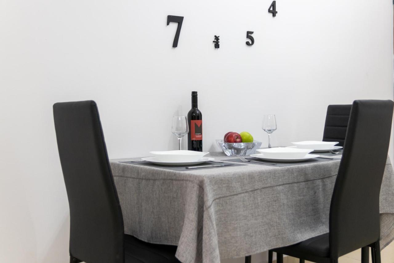 C3 Modern Spartan Apartment Exterior foto